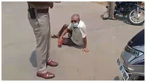 ದಂಡ ಹಾಕಿದ ದಾವಣಗೆರೆ ಪೊಲೀಸರು: ರಸ್ತೆಯಲ್ಲಿ ಪ್ರತಿಭಟಿಸಿದ ವೃದ್ಧ
