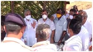 ವಸತಿ ಸಚಿವ ಸೋಮಣ್ಣರನ್ನು ತರಾಟೆಗೆ ತೆಗೆದುಕೊಂಡ ರೈತ!