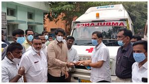 ಕೋವಿಡ್; ರಾಮನಗರಕ್ಕೆ 2 ಅಂಬ್ಯುಲೆನ್ಸ್ ಕೊಟ್ಟ ಎಚ್‌ಡಿಕೆ 