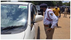  2ದಿನದ ಹಿಂದೆ ಮಗನ ಸಾವು: ಸುಮ್ಮನೆ ರಸ್ತೆಗೆ ಬರಬೇಡಿ, ಕಣ್ಣೀರು ಹಾಕಿ ಯುವಕರಿಗೆ ಎಎಸ್ಐ ಮನವಿ