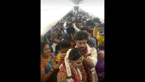 ವೈರಲ್; ಲಾಕ್‌ಡೌನ್‌ ನಡುವೆ ವಿಮಾನದಲ್ಲಿ ಮದುವೆಯಾಗಿ ಸುದ್ದಿಯಾದ ಜೋಡಿ