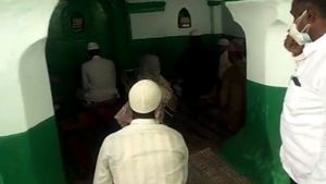 ಬೀದರ್: ಲಾಕ್‌ಡೌನ್ ನಿಯಮ ಉಲ್ಲಂಘಿಸಿ ಮಸೀದಿಯಲ್ಲಿ ಸಾಮೂಹಿಕ ನಮಾಜ್