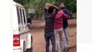ವಿಡಿಯೋ ವೈರಲ್: ಬೀದರ್‌ನಲ್ಲಿ ಮದ್ಯ ಮಾರಾಟ ತಡೆಯಲೆತ್ನಿಸಿದ ಪೊಲೀಸರ ಮೇಲೆ ಹಲ್ಲೆ