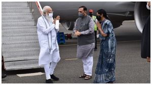 ತೌಕ್ತೆ ಚಂಡಮಾರುತ: ವೈಮಾನಿಕ ಸಮೀಕ್ಷೆ ನಡೆಸಲು ಗುಜರಾತ್‌ಗೆ ಪ್ರಧಾನಿ ಮೋದಿ ಆಗಮನ 