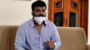 ತಕರಾರು ಅರ್ಜಿ: ಸಂಸದ ಪ್ರಜ್ವಲ್ ರೇವಣ್ಣಗೆ ಖುದ್ದು ಹಾಜರಿಗೆ ಹೈಕೋರ್ಟ್ ಸೂಚನೆ