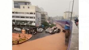 ಅವೈಜ್ಞಾನಿಕ ಕಾಮಗಾರಿ: ಭಾರೀ ಮಳೆಗೆ ಮುಳುಗಿದ ಪಂಪ್‌ವೆಲ್ ಫ್ಲೈ ಓವರ್ ಸರ್ವೀಸ್ ರಸ್ತೆ