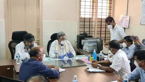 ಸಿದ್ದರಾಮಯ್ಯ ಮುಂದೆ ಸತ್ಯ ಒಪ್ಪಿಕೊಂಡ ಚಾಮರಾಜನಗರ ಡಿಸಿ