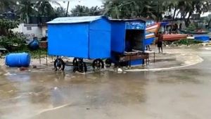 ತೌಕ್ತೆ ಅಬ್ಬರ; ಮುರುಡೇಶ್ವರದಲ್ಲಿ ಗೂಡಂಗಡಿಗಳು ನೀರುಪಾಲು