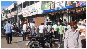 ಬಳ್ಳಾರಿ; ಸಂಪೂರ್ಣ ಲಾಕ್‌ಡೌನ್, ಖರೀದಿಗೆ ಜನರ ಸಾಲು 