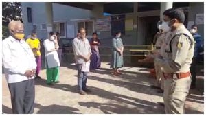 ಶಿವಮೊಗ್ಗ: ವಾಕಿಂಗ್ ಮಾಡುತ್ತಿದ್ದವರಿಗೆ ವ್ಯಾಯಾಮ ಮಾಡಿಸಿದ ಪೊಲೀಸರು 