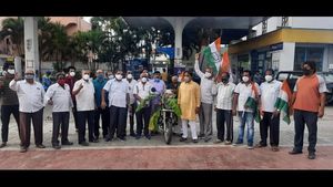  ಪೆಟ್ರೋಲ್ ಬಂಕ್ ಮುಂದೆ ಮೋದಿ ಫೋಟೊ ಹಿಡಿದು ಪ್ರತಿಭಟನೆ! 