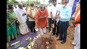 ಸಿದ್ದಗಂಗಾ ಶ್ರೀಗಳ ಮನೆ ಜೀರ್ಣೋದ್ಧಾರ; ಸಚಿವರಿಂದ ಭೂಮಿ ಪೂಜೆ 