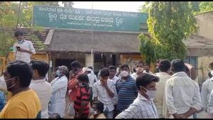 ಬಳ್ಳಾರಿ: ಮೆಣಸಿನಕಾಯಿ ಬೀಜಕ್ಕಾಗಿ ರೈತರ ಪ್ರತಿಭಟನೆ