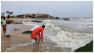 ಕೋವಿಡ್‌ನಿಂದ ಸಾವನ್ನಪ್ಪಿದವರ ಅಸ್ಥಿ ವಿಸರ್ಜನೆ ಮಾಡಿದ ನಳಿನ್ ಕುಮಾರ್ ಕಟೀಲ್
