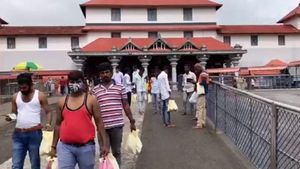ಲಾಕ್‌ಡೌನ್ ನಡುವೆಯೂ ಧರ್ಮಸ್ಥಳದಲ್ಲಿ ಭಕ್ತರ ದಂಡು