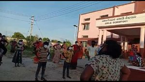 ಹಿರಿಯೂರು ಕೋವಿಡ್ ಸೆಂಟರ್‌ನಲ್ಲಿ ಸೋಂಕಿತರಿಗಾಗಿ ವ್ಯಾಯಾಮ ಮತ್ತು ಡ್ಯಾನ್ಸ್