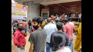  ಸರ್ಕಾರಿ ಕೋಟಾದಡಿ ಬಾರದ ಲಸಿಕೆ: ಜನರ ಪರದಾಟ, ಆಯೋಜಕರ ಪೀಕಲಾಟ! 
