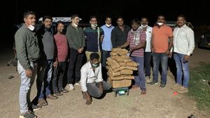 ಕಾರಿನ ಪೆಟ್ರೋಲ್ ಟ್ಯಾಂಕ್, ಬಾಗಿಲ ನಡುವೆ ಅಡಗಿತ್ತು ಗಾಂಜಾ! 