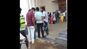 ಕೋವಿಡ್ ಲಸಿಕೆಗೆ ಭಾರೀ ಬೇಡಿಕೆ; ಕ್ರಿಮ್ಸ್‌ನಲ್ಲಿ ಜನಜಂಗುಳಿ 