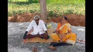 ಮಂಡ್ಯ; ಪರಿಹಾರಕ್ಕಾಗಿ ರಸ್ತೆಯಲ್ಲೇ ಧರಣಿ ಕೂತ ರೈತ ದಂಪತಿ 