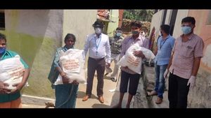 ಮಂಡ್ಯ; ಕೋವಿಡ್ ಕಾಲದಲ್ಲಿ ಸರ್ಕಾರಿ ನೌಕರರ ಮಾದರಿ ಕಾರ್ಯ 