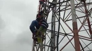 ಬೇಗ ಮದುವೆ ಮಾಡಿಸುವಂತೆ ಟವರ್ ಹತ್ತಿ ಕುಳಿತ ಯುವಕ! 