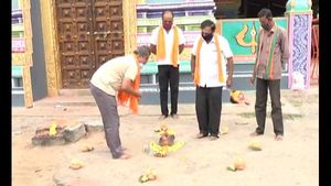 ಯಡಿಯೂರಪ್ಪ ಸಿಎಂ ಆಗಿ ಮುಂದುವರಿಕೆಗೆ ಅಭಿಮಾನಿಗಳಿಂದ ಪೂಜೆ 