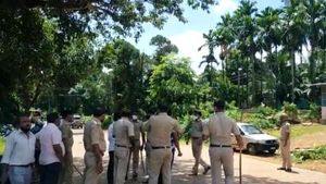 ಮಂಗಳೂರು; ವಾಹನ ತಪಾಸಣೆ ವೇಳೆ ಯುವಕ ಸಾವು, ಚೆಕ್ ಪೋಸ್ಟ್ ಧ್ವಂಸ 
