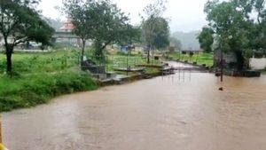 ಕೊಡಗು; ಬಿರುಸಿನ ಮಳೆ, ಮಂಜಿನ ನಗರಿಗೆ ಆವರಿಸಿದ ಥಂಡಿ 