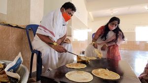 ಕೋವಿಡ್ ಕೇರ್‌ ಸೆಂಟರ್‌ನಲ್ಲಿ ಹೋಮ, ಹೋಳಿಗೆ ಊಟ! 