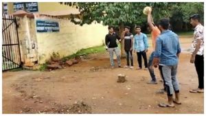 ವಿಡಿಯೋ; ಕಾಲೇಜು ಮುಂದೆ ತೆಂಗಿನಕಾಯಿ ಒಡೆದು ಸಂಭ್ರಮ! 