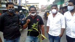 ಉಡುಪಿ; ರಸ್ತೆ ಗುಂಡಿ ಮುಚ್ಚಲು ಆಗ್ರಹ, ಗಿಡ ನೆಟ್ಟು ಪ್ರತಿಭಟನೆ 