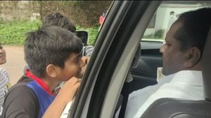 ಮಕ್ಕಳು ಬ್ಯಾಟ್ ಕೊಳ್ಳಲು ಸಹಾಯ ಮಾಡಿದ ಯು. ಟಿ. ಖಾದರ್ 