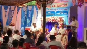 ಮಂಗಳೂರಿನಲ್ಲಿ ಕೋವಿಡ್ ನಿಯಮ ಮೀರಿ ರಾಜಕೀಯ ಸಭೆ ನಡೆಸಿದ ಡಿಕೆಶಿ