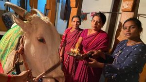 ಗದಗ: ಗರ್ಭಿಣಿ ಹಸುವಿಗೆ ಮನೆಯವರಿಂದ ಸೀಮಂತ ಕಾರ್ಯ