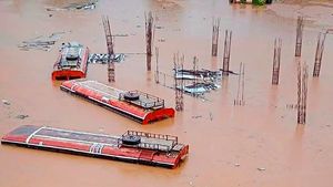  ಪ್ರವಾಹದ ನಡುವೆ ಬಸ್‌ ಮೇಲೆ ಗಂಟೆಗಟ್ಟಲೆ ನಿಂತು ಸರ್ಕಾರದ ಹಣ ಕಾಪಾಡಿದ ವ್ಯಕ್ತಿ