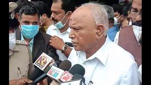 ಎಚ್‌ಡಿಕೆ-ಸುಮಲತಾ ವಾಕ್ಸಮರ; ಸಿಎಂ ಯಡಿಯೂರಪ್ಪ ಮೊದಲ ಪ್ರತಿಕ್ರಿಯೆ