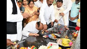 ತಂದೆ-ತಾಯಿ ಸಮಾಧಿಗೆ ಗೌರವ ಸಲ್ಲಿಸಿದ ಮುಖ್ಯಮಂತ್ರಿ ಬಸವರಾಜ ಬೊಮ್ಮಾಯಿ