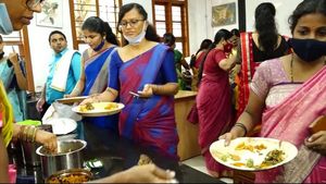 ಉಡುಪಿ: ಆನ್‌ಲೈನ್ ಕ್ಲಾಸ್ ನಡುವೆ ಆಟಿಡೊಂಜಿ ದಿನ ಮಾಡಿ ಖುಷಿಪಟ್ಟ ಉಪನ್ಯಾಸಕರು