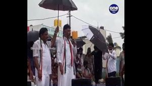 Video: ಸುರಿಯುವ ಮಳೆ ನಡುವೆ ನಿಂತು ಡಿ ಕೆ ಶಿವಕುಮಾರ್ ಭಾಷಣ! 