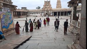 ಹಂಪಿ ವಿರೂಪಾಕ್ಷನ ದರ್ಶನ ಪಡೆದು ಪುನೀತರಾದ ಭಕ್ತರು 