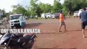 ವಿಡಿಯೋ; ಕರ್ಫ್ಯೂ ಇದ್ದರೂ ಫಾಲ್ಸ್‌ಗೆ ಬಂದವರಿಗೆ ಲಾಠಿ ರುಚಿ 