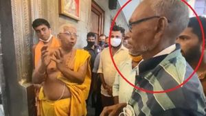 ವಿಡಿಯೋ; ತಪ್ಪಿನ ಅರಿವಾಗಿ ಕಟೀಲು ದೇವಿಯ ಕ್ಷಮೆ ಕೇಳಿದ ವ್ಯಕ್ತಿ!