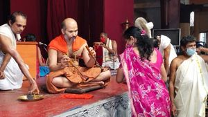 ಉಡುಪಿ ಮಠದಲ್ಲಿ ತಪ್ತ ಮುದ್ರಾಧಾರಣೆ; ನೂರಾರು ಭಕ್ತರ ಆಗಮನ 