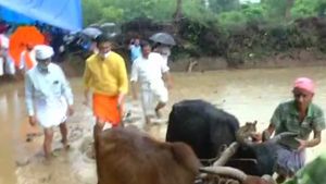 ರಾಜಕೀಯ ಬಿಟ್ಟು ಗದ್ದೆಗಿಳಿದು ಉಳುಮೆ ಮಾಡಿದ ಬಿಜೆಪಿ ರಾಜ್ಯಾಧ್ಯಕ್ಷರು! 