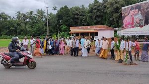  ಭೂಮಿ ನೀಡಿದವರಿಗೆ ಪರಿಹಾರ ನೀಡದ ಕಾರಣ ಹೆದ್ದಾರಿಗೆ ಬೇಲಿ ಹಾಕಿದ ಗ್ರಾಮಸ್ಥರು