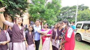 ಟ್ಯಾಬ್ ಹಂಚಿ ಹೊಳಿಗೆ ಊಟ ಹಾಕಿಸಿದ ಶಾಸಕ ರೇಣುಕಾಚಾರ್ಯ 