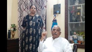 ಮಳೆಯಲ್ಲೇ ಜನರ ಕ್ಯೂ; ಮಾಜಿ ಸಚಿವರಿಗೆ ಸಿಗಲಿಲ್ಲ ಲಸಿಕೆ! 