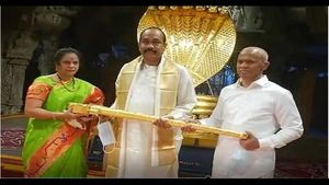 ಭಕ್ತನ ದೇಣಿಗೆ: ತಿರುಪತಿಗೆ 4 ಕೋಟಿ ರೂ. ಮೌಲ್ಯದ ಚಿನ್ನದ ಖಡ್ಗ! 