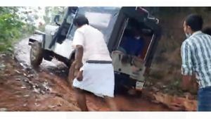 ಸ್ವಕ್ಷೇತ್ರದಲ್ಲಿ ಸರಿಯಾದ ರಸ್ತೆಯಿಲ್ಲದೇ ಜೀಪ್‌ನಿಂದ ಇಳಿದು ನಡೆದುಕೊಂಡೇ ಹೋದ ಸಚಿವ ಎಸ್. ಅಂಗಾರ!